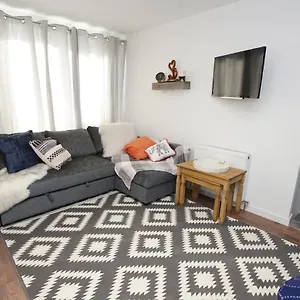  Apartment 3 Broadhurst Court Sleeps 4 Minutes From Town Centre & Train